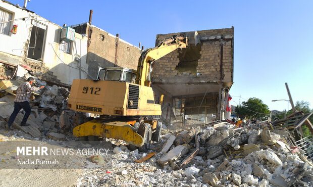 شهرک غیرقانونی اتباع غیرمجاز در حریم زاینده‌رود اصفهان تخریب شد