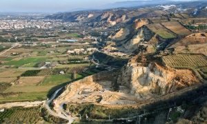 غرش لودرها در طبیعت مازندران؛ آسمان تار و رودخانه آلوده است